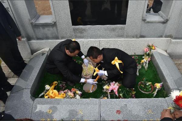 7月下葬哪天好